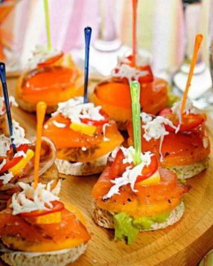 Рецепт канапе с хурмой и красной рыбой