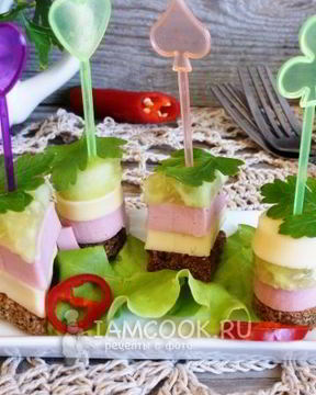 Канапе с колбасой и сыром