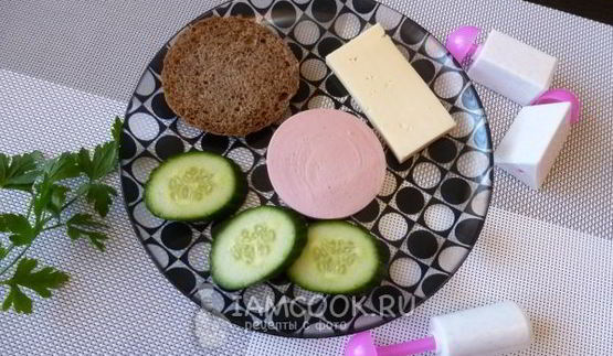 канапе с колбасой и сыром