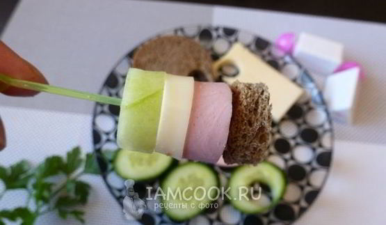 канапе с колбасой и сыром
