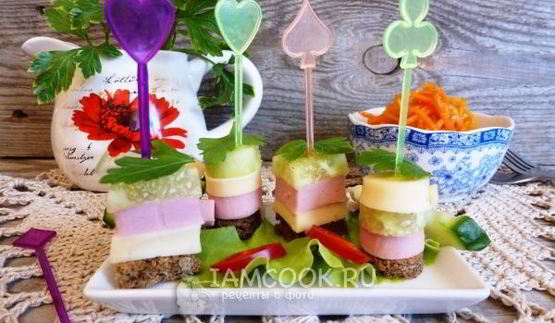 канапе с колбасой и сыром