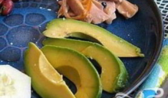 канапе с креветками и авокадо