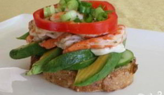 канапе с креветками и авокадо