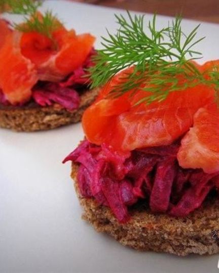Рецепт канапе с лососем и свеклой