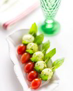 Канапе с мини-моцареллой и помидорами черри