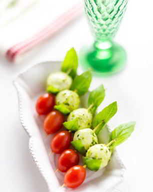 Канапе с мини-моцареллой и помидорами черри