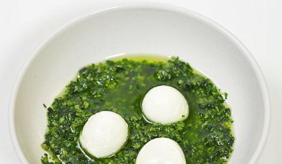 канапе с мини-моцареллой и помидорами черри