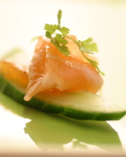 Рецепт канапе с огурцом и лососем