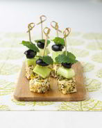 Канапе с оливками и мятой