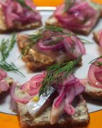 Канапе с сельдью и красным луком