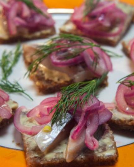 Рецепт канапе с сельдью и красным луком