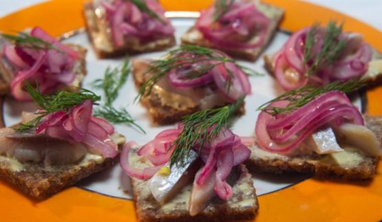 канапе с сельдью и красным луком
