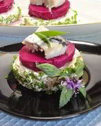 Канапе с сельдью и муссом из свеклы
