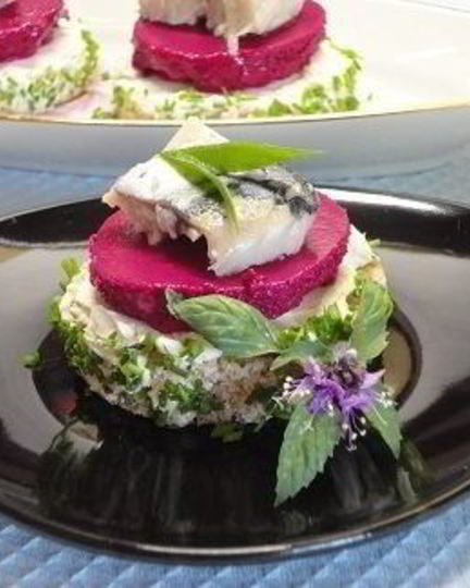 Рецепт канапе с сельдью и муссом из свеклы