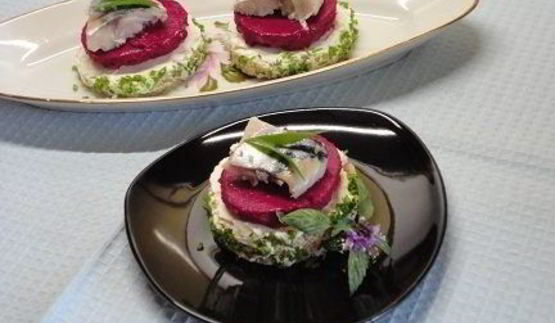 канапе с сельдью и муссом из свеклы