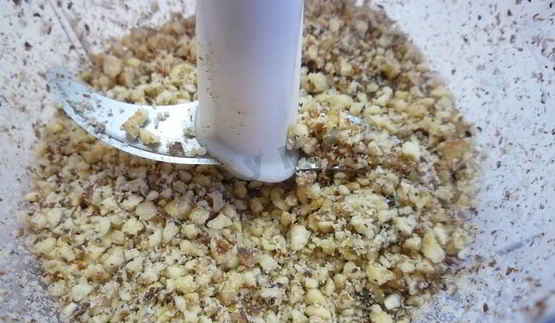 канапе с сельдью и свекольным песто