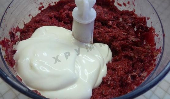 канапе с сельдью и свекольным песто