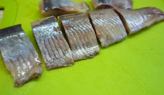 канапе с сельдью и свекольным песто