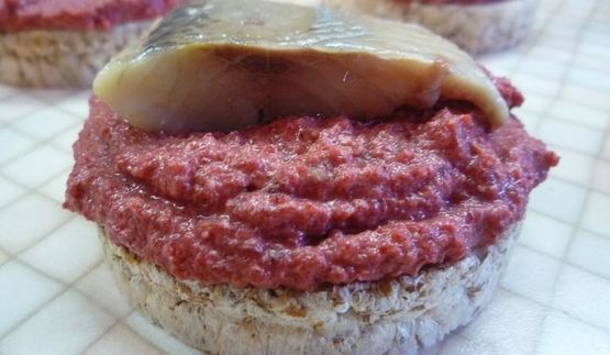 канапе с сельдью и свекольным песто