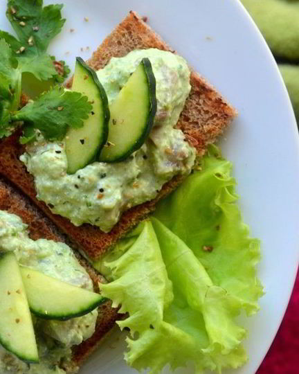 Рецепт канапе с сельдью и свежим огурцом