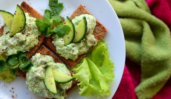 канапе с сельдью и свежим огурцом