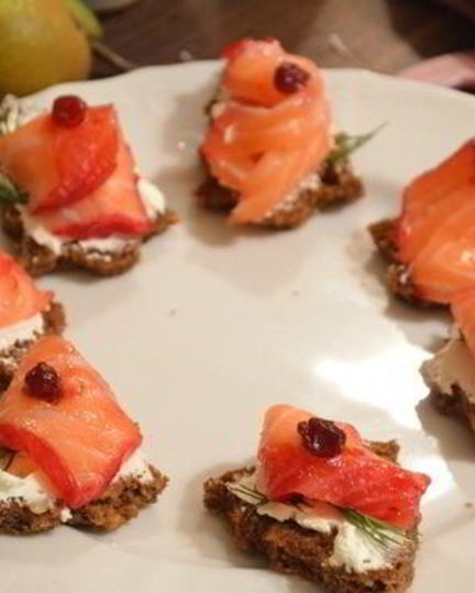 Рецепт канапе с семгой и сыром