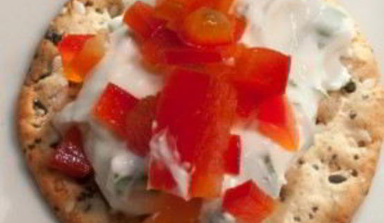 канапе с сырной массой и сладким перцем