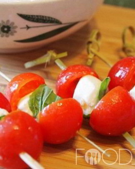 Рецепт канапе с сыром и помидорами