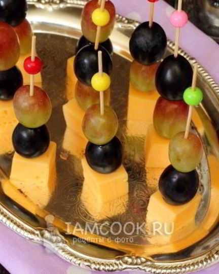 Рецепт канапе с сыром и виноградом
