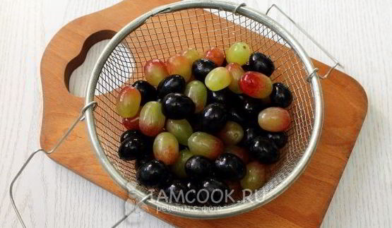 канапе с сыром и виноградом