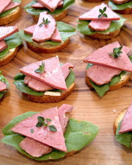 Рецепт канапе с ветчиной и шпинатом