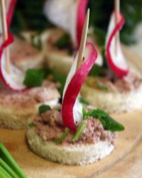 Канапе со сливочным паштетом из индейки и редисом