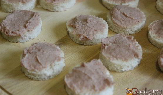 канапе со сливочным паштетом из индейки и редисом