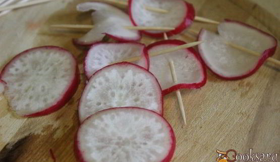 канапе со сливочным паштетом из индейки и редисом