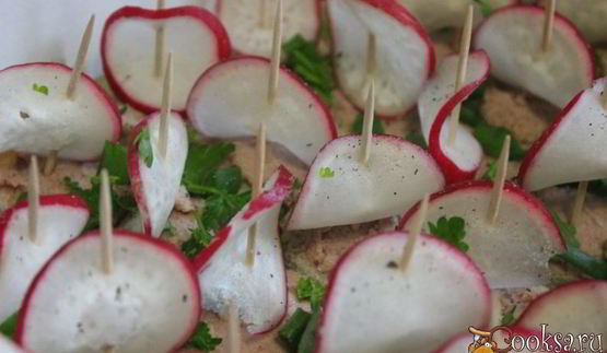 канапе со сливочным паштетом из индейки и редисом