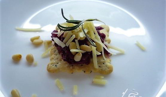 канапе со свеклой, пармезаном и кедровыми орешками