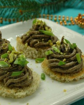 Новогодние канапе Елочки из печеночного паштета