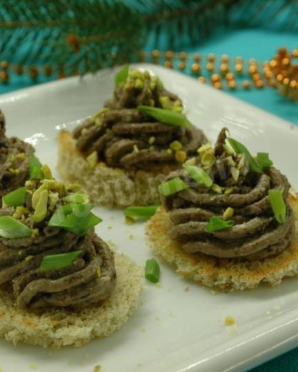 Рецепт новогодних канапе елочки из печеночного паштета