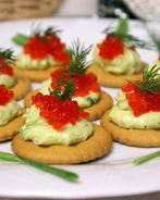 Новогодние канапе на крекерах
