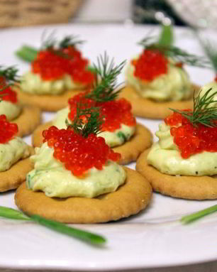 Новогодние канапе на крекерах