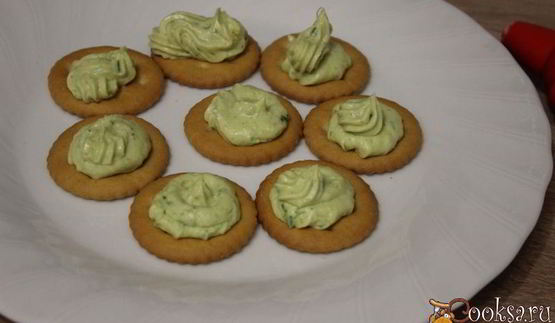 новогодние канапе на крекерах