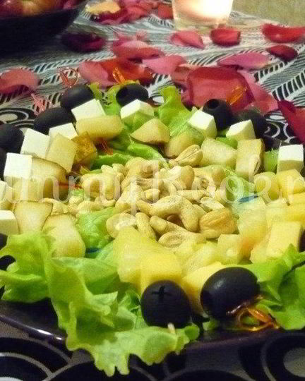 Рецепт пикантных канапе с сыром, фруктами и маслинами