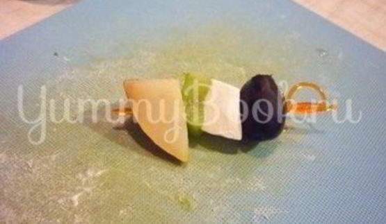 пикантные канапе с сыром, фруктами и маслинами