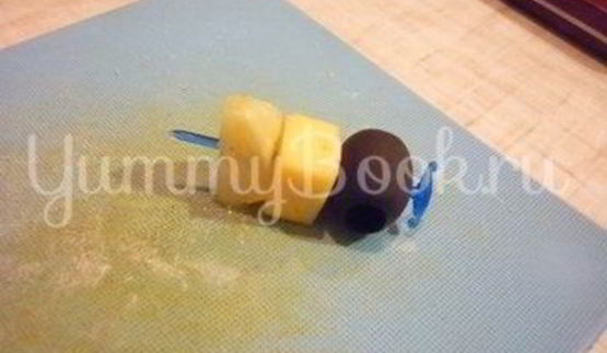 пикантные канапе с сыром, фруктами и маслинами