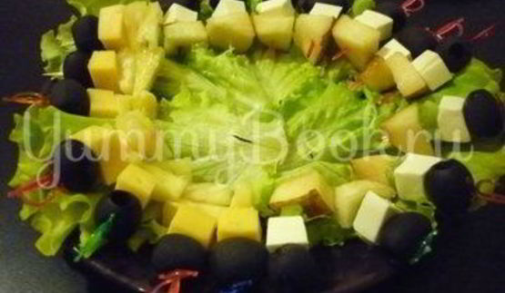 пикантные канапе с сыром, фруктами и маслинами