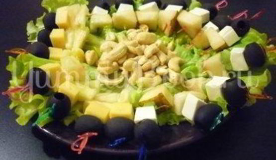 пикантные канапе с сыром, фруктами и маслинами