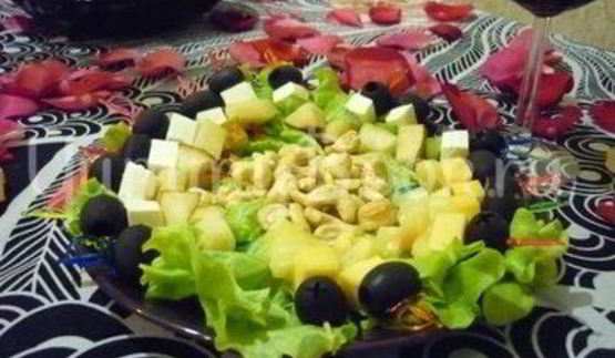 пикантные канапе с сыром, фруктами и маслинами