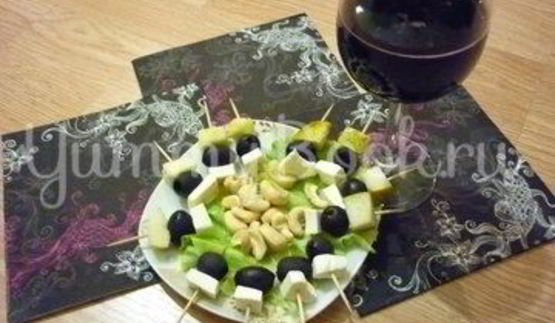 пикантные канапе с сыром, фруктами и маслинами