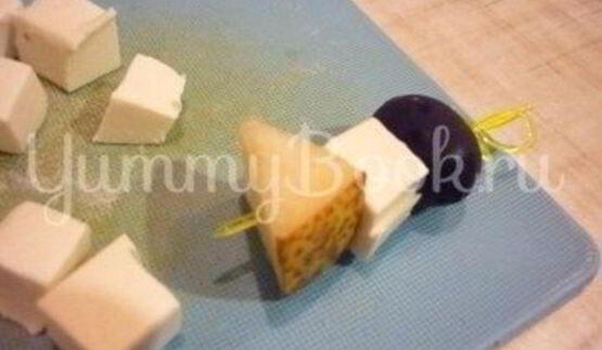 пикантные канапе с сыром, фруктами и маслинами