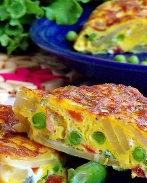 Картофельная тортилья с помидорами и горошком